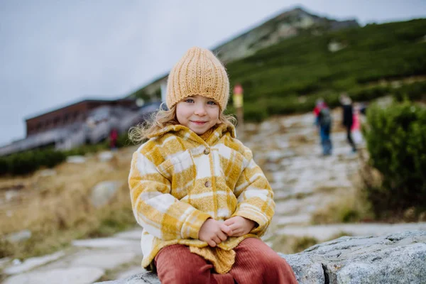 Sonbahar Yürüyüşü Sırasında Dağlarda Küçük Bir Kızın Portresi — Stok fotoğraf