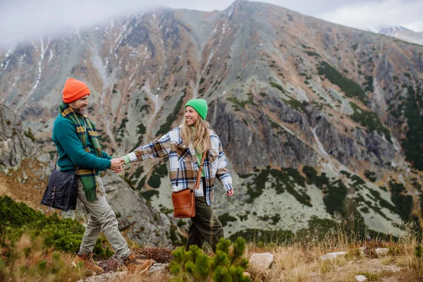 Pasangan Yung Yang Bahagia Pendakian Gunung Berpegangan Tangan Dan Saling — Stok Foto