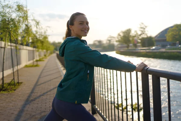 Young Female Runner Stretching Her Early Morning Run City Fitness — Stock Photo, Image