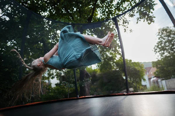 Little Girl Jumping Trampoline Backyard Doing Somersaults Dangers Risks Trampoline — Stock Photo, Image