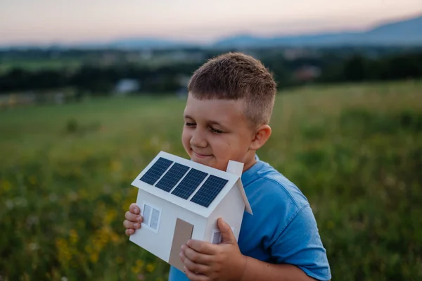 Garçon Avec Maison Modèle Avec Installation Panneaux Solaires Debout Milieu — Photo