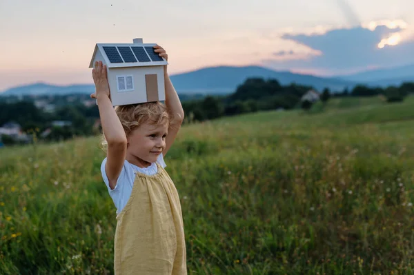 Kleines Mädchen Mit Musterhaus Mit Installierten Sonnenkollektoren Das Mitten Auf — Stockfoto