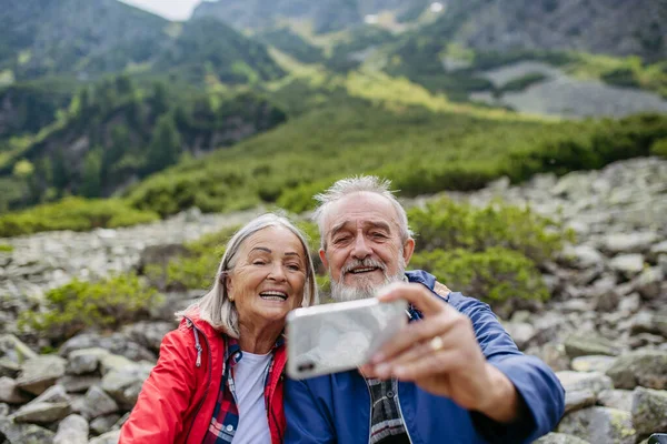 Coppia Anziani Attivi Escursioni Insieme Nelle Montagne Autunnali Sentiero Amichevole — Foto Stock