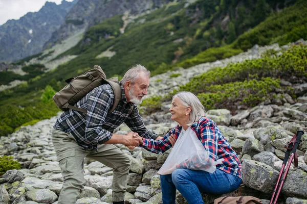 Starší Muž Pomáhá Zraněným Turistkám Starší Žena Zranila Ruku Během — Stock fotografie