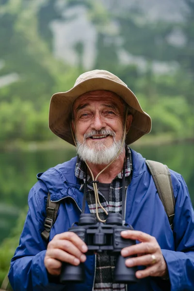 Потрайт Активного Пожилого Человека Совершающего Походы Осенние Горы Дружественной Тропе — стоковое фото