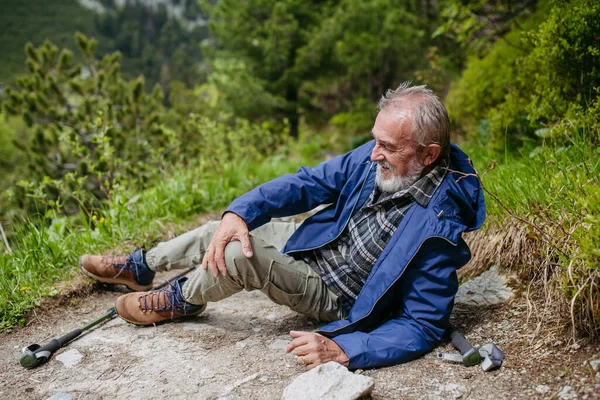 Starszy Mężczyzna Zranił Się Nogę Podczas Wędrówki Górach Turysta Zboczył — Zdjęcie stockowe