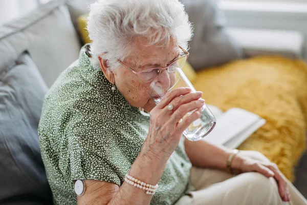 Diabetický Starší Pacient Používající Kontinuální Monitorování Hladiny Glukózy Kontrole Hladiny — Stock fotografie