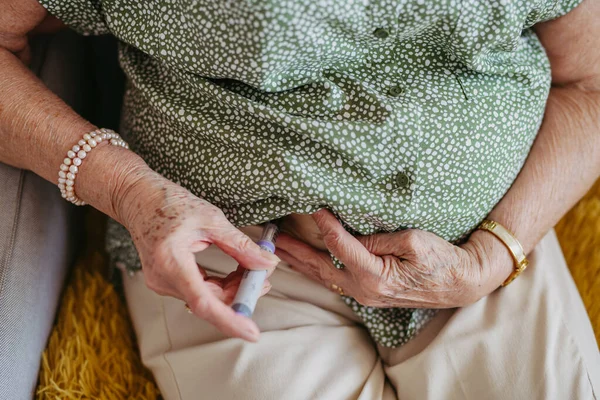 Pacjentka Cukrzycą Wstrzykująca Insulinę Brzuch Zbliżenie Starszej Kobiety Cukrzycą Typu — Zdjęcie stockowe