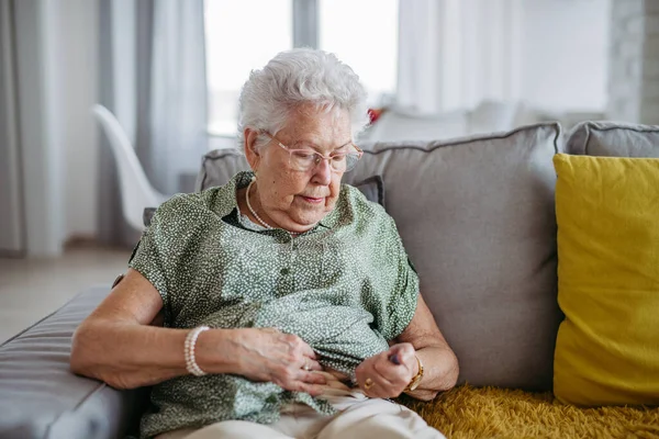 糖尿病老年患者向她的腹部注射胰岛素 用注射针隔离1型糖尿病老年妇女的近视 — 图库照片