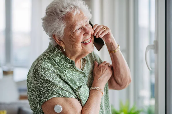 Diabetic Senior Patient Using Continuous Glucose Monitor Check Blood Sugar — Stock Photo, Image
