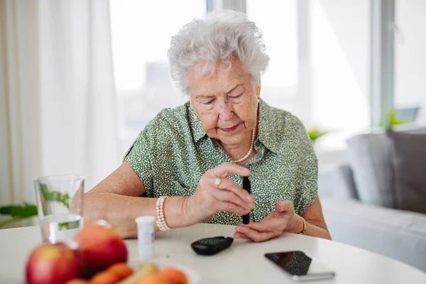 Pasien Senior Diabetes Memeriksa Kadar Gula Darahnya Dengan Penguji Sidik — Stok Foto