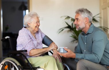 Olgun oğul, büyük annesine basınç uyguluyor..