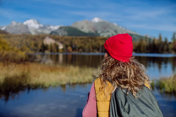 Pandangan Belakang Wanita Berdiri Tepi Danau Pegunungan Turis Wanita Menikmati — Stok Foto
