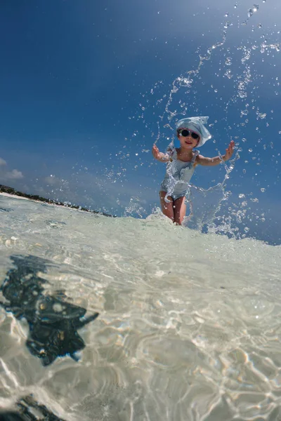 Potret Seorang Gadis Kecil Memercikkan Air Laut Pantai Sudut Rendah — Stok Foto