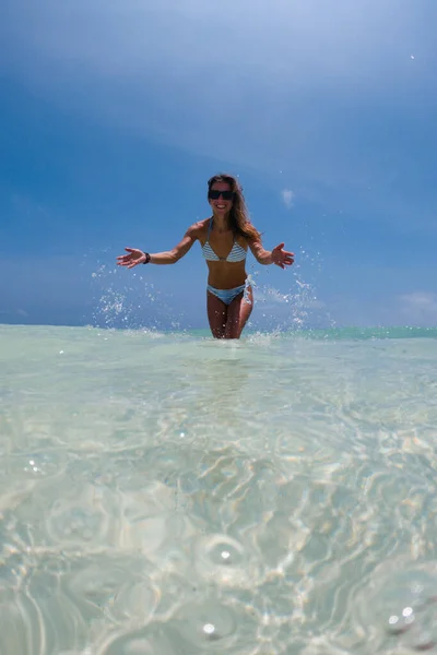 Retrato Una Hermosa Mujer Delgada Pie Mar Bikini Salpicaduras Agua — Foto de Stock