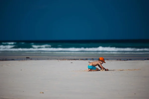 Portret Van Een Jongetje Dat Het Strand Speelt Zandkasteel Bouwt — Stockfoto