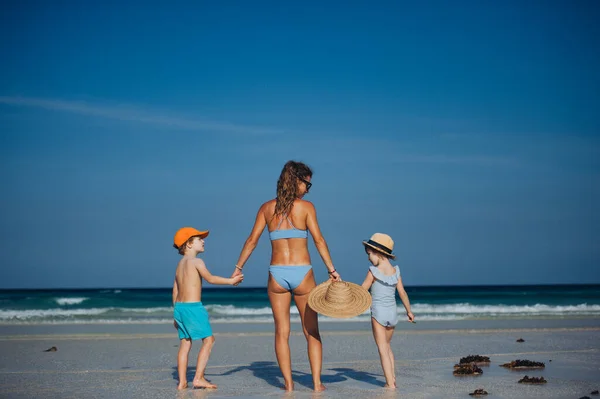 Rückansicht Einer Mutter Mit Kleinen Mädchen Und Jungen Die Strand — Stockfoto