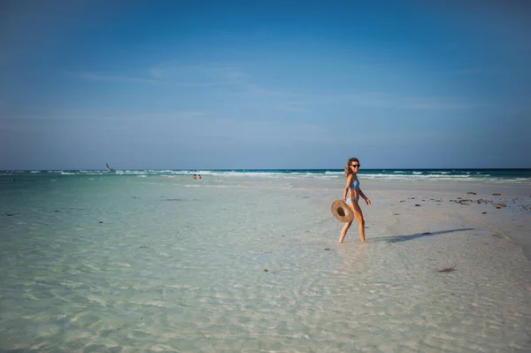 Vista Lateral Una Hermosa Mujer Delgada Caminando Por Playa Bikini — Foto de Stock