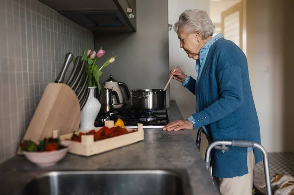 Donna Anziana Felice Che Cucina Cucina Nonna Che Marmellata Fragole — Foto Stock
