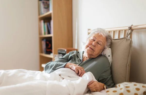 Senior Woman Sleeping Her Bed Alone Woman Having Pain Feeling — Stock Photo, Image