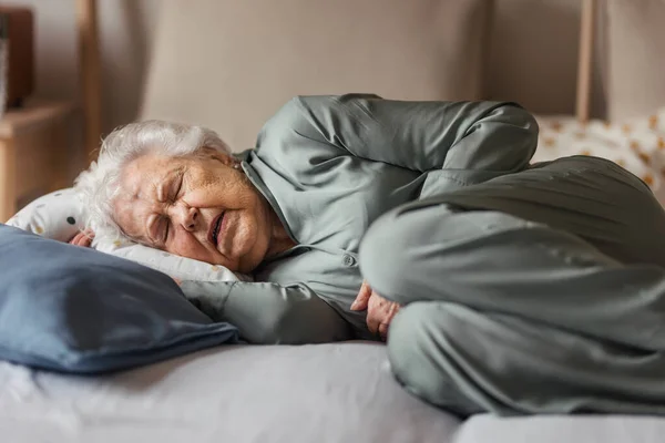 Äldre Kvinna Sover Ensam Sin Säng Kvinnan Har Ont Och — Stockfoto