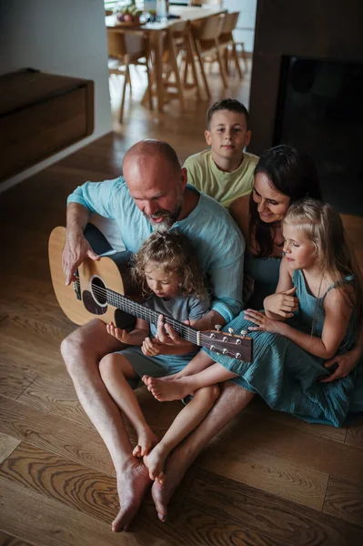 Padre Che Suona Chitarra Sua Famiglia Famiglia Divertirsi Cantare Insieme — Foto Stock