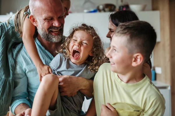 Çocuklu Neşeli Bir Aile Birlikte Gülüyor Eğleniyorlar Aile Bağı Kavramı — Stok fotoğraf