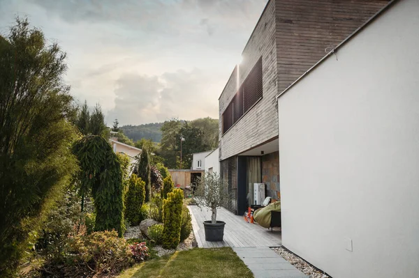 Casa Moderna Con Giardino Casa Splendidamente Paesaggistico Terrazza Legno Patio — Foto Stock