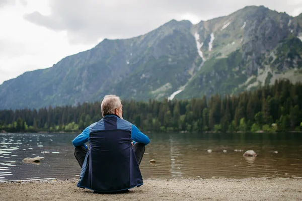Zadní Pohled Aktivního Staršího Muže Odpočívajícího Turistice Podzimních Horách Pozorný — Stock fotografie