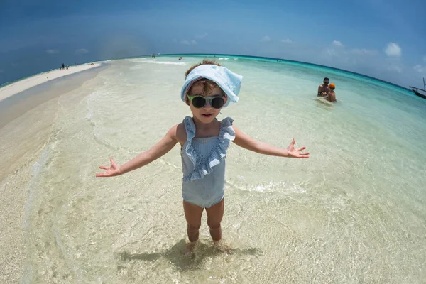 Porträt Eines Kleinen Mädchens Das Strand Meerwasser Steht Fisheye Ganzkörperaufnahme — Stockfoto