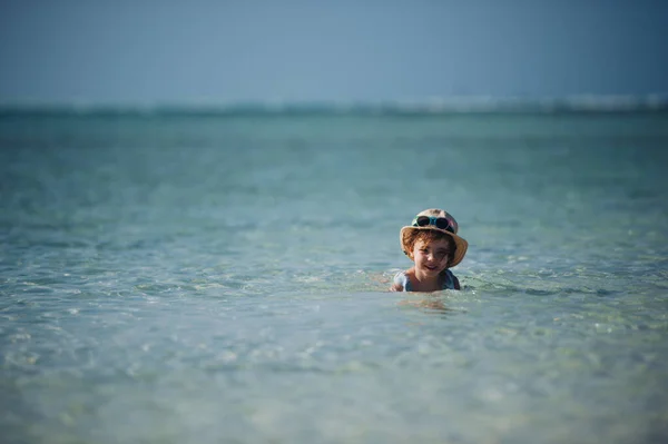 Potret Seorang Gadis Kecil Berenang Laut Dengan Topi Jerami Kepala — Stok Foto