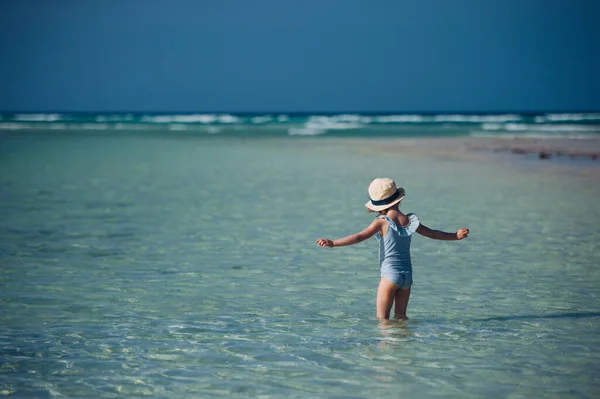 Pandangan Belakang Seorang Gadis Kecil Yang Cantik Berdiri Air Pantai — Stok Foto
