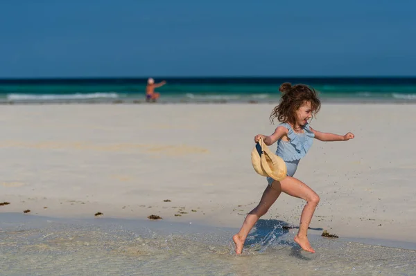 Pandangan Samping Dari Seorang Gadis Kecil Berjalan Pantai Dengan Baju — Stok Foto