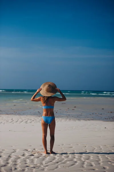 Vista Trasera Una Hermosa Mujer Delgada Pie Playa Bikini Sombrero — Foto de Stock
