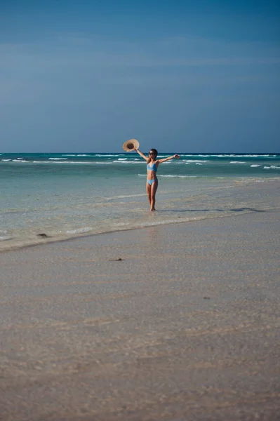 Portrait Beautiful Slim Woman Standing Beach Bikini Straw Hat Enjoying — Stock Photo, Image