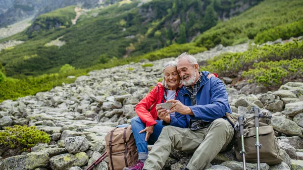 Coppia Anziani Attivi Escursioni Insieme Nelle Montagne Autunnali Sentiero Amichevole — Foto Stock