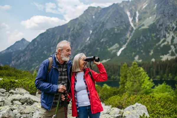 Potrait Aktivní Starší Ženy Dívající Dalekohledem Přírodu Starší Pár Turistika — Stock fotografie
