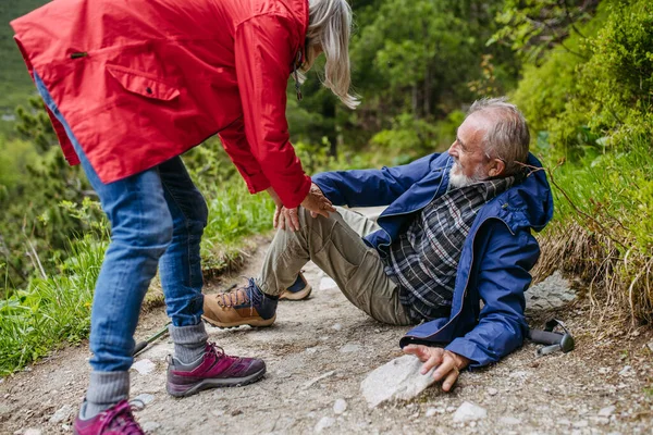 Starší Muž Zranil Nohu Během Túry Horách Turista Sešel Cesty — Stock fotografie