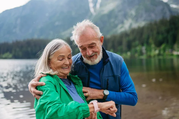 Seniorin Überprüft Nach Wanderung Ihre Vitalfunktionen Herzfrequenz Auf Smartwatch Seniorentouristen — Stockfoto
