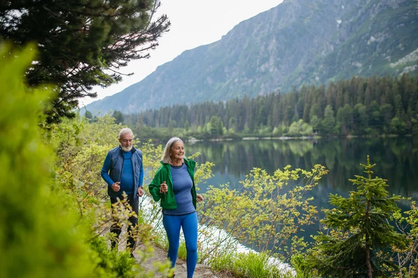Starší Pár Běžící Podzim Jezeru Starší Manžel Manželka Tráví Aktivní — Stock fotografie