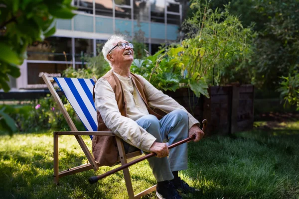 Retrato Homem Sênior Sorridente Descansando Depois Cuidar Plantas Vegetais Jardim — Fotografia de Stock