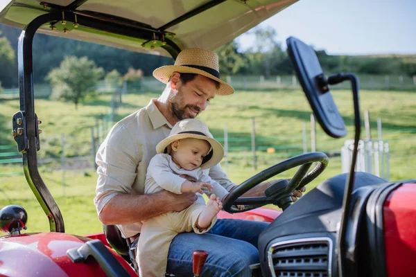 Çiftçi Baba Küçük Oğluyla Traktör Sürüyor Aile Çiftliğinde Büyüyen Küçük — Stok fotoğraf