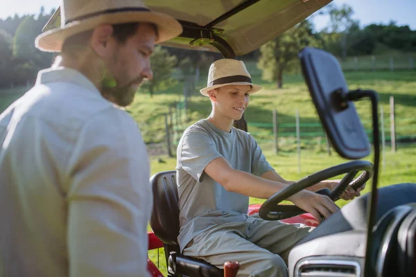 Çiftçi Baba Oğlunun Traktörü Sürmesine Izin Veriyor Genç Bir Çocuk — Stok fotoğraf