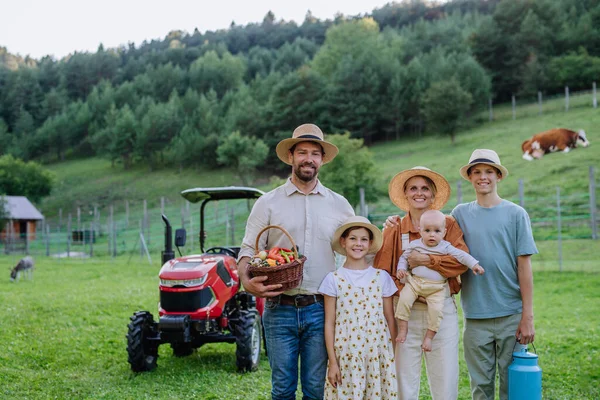 新鮮な野菜でいっぱいの収穫バスケットを持っている農家の家族の肖像画 農作物を収穫し 農場で野菜を集めている 多世代農業の概念 — ストック写真