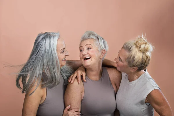 Studio Portret Van Drie Mooie Oudere Vrouwen Met Grijze Haren — Stockfoto