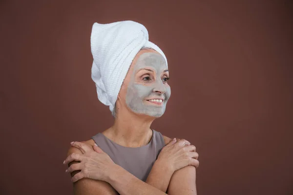 Retrato Mulher Sênior Bonita Com Uma Máscara Facial Toalha Turbante — Fotografia de Stock