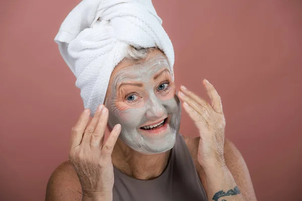 Retrato Mulher Sênior Sorridente Com Uma Máscara Facial Toalha Turbante — Fotografia de Stock