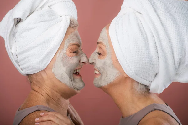 Retrato Mulheres Idosas Felizes Com Uma Máscara Facial Uma Toalha — Fotografia de Stock