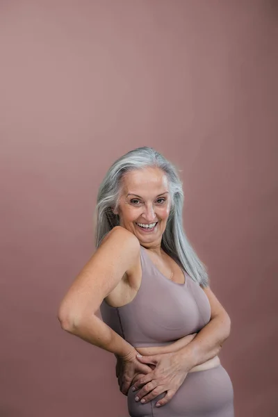 Portret Van Een Oudere Vrouw Lingerie Studioshoot Mooie Lichaamsvorm Van — Stockfoto