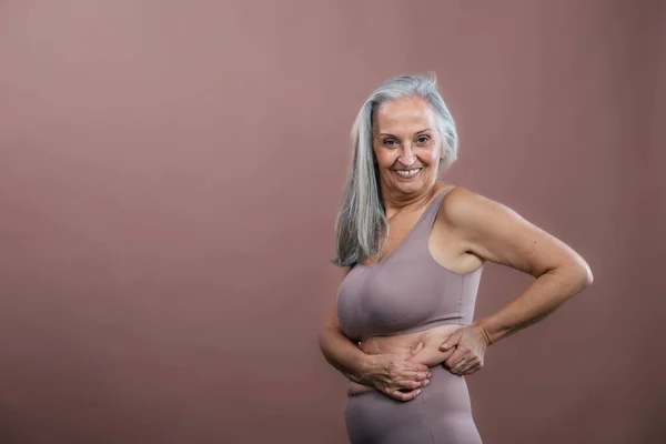 Retrato Mulher Idosa Uma Lingerie Sessão Estúdio Forma Corpo Bonito — Fotografia de Stock